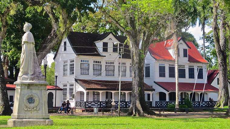 Koloniale huizen in het centrum van Paramaribo.