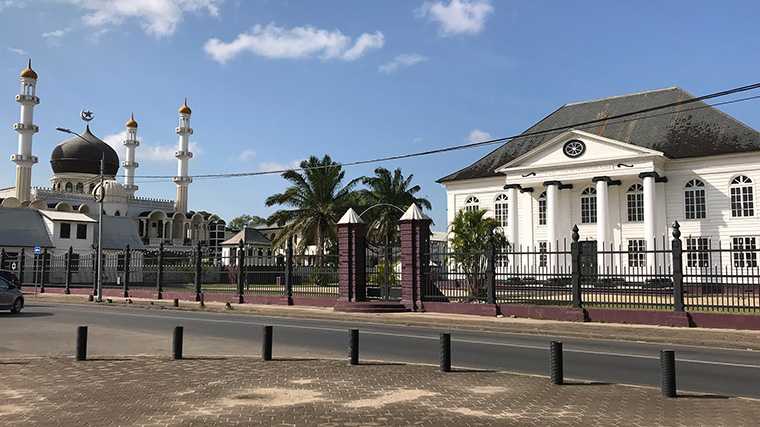 De synagoge en de belangrijkste moskee van Paramaribo staan gebroederlijk naast elkaar.