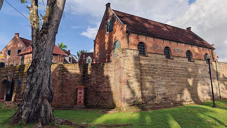 Fort Zeelandia met een antieke Nederlandse brievenbus tegen de buitenmuur.