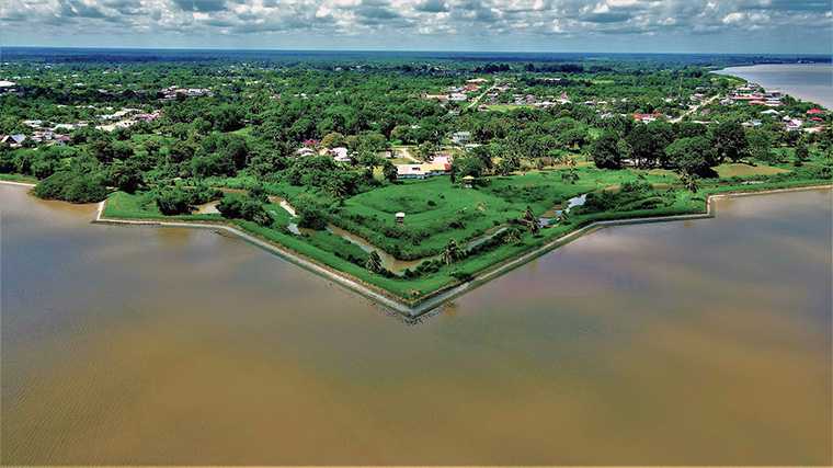 De stervorm van Fort Nieuw-Amsterdam is nog goed zichtbaar.