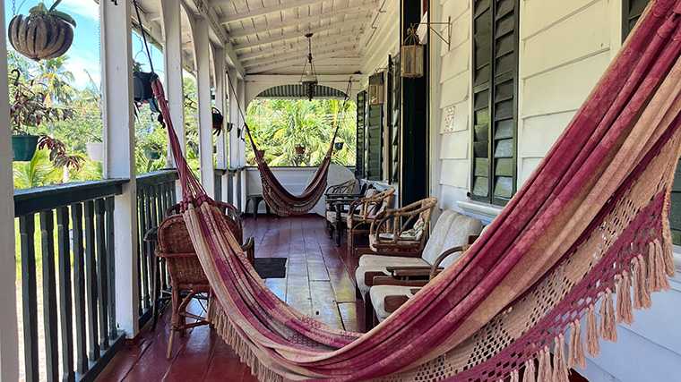 De veranda van het plantagehuis Mariënbosch.