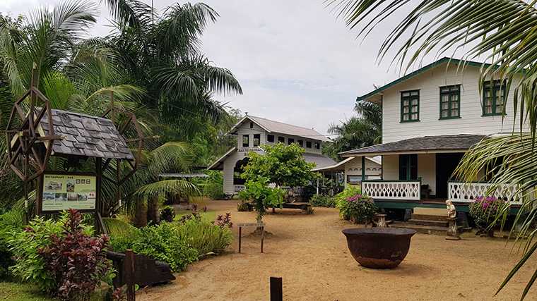 Plantage Bakkie met op de voorgrond een ijzeren pot, waarin het suikerrietsap werd ingekookt.