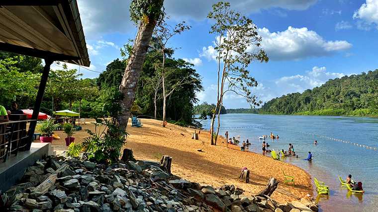 Het Afobaka Resort heeft een strandje langs de Surinamerivier vlak bij de stuwdam.