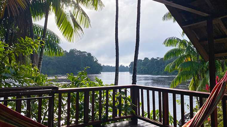Lodges langs de Surinamerivier hebben een paradijselijk uitzicht.