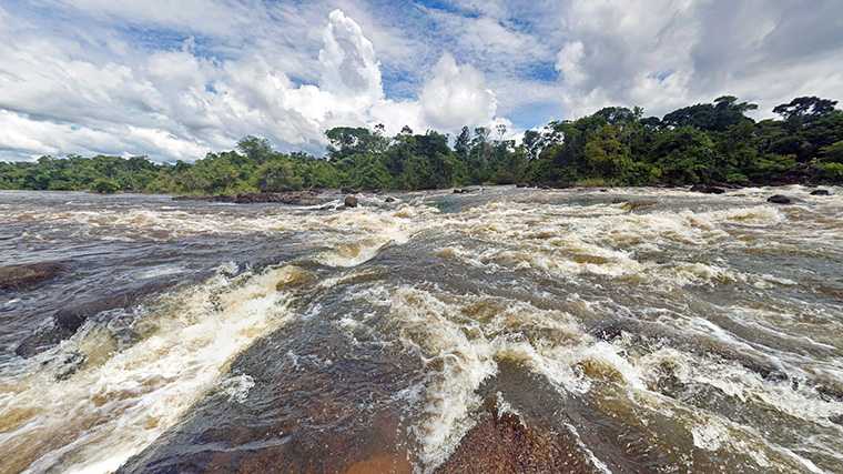 De bovenloop van de Surinamerivier kent vele stroomversnellingen.