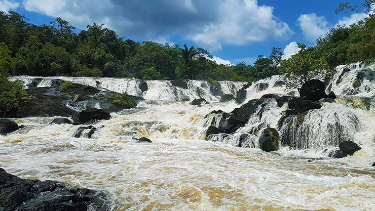 De Blanche Marie watervallen in het westen van Suriname.