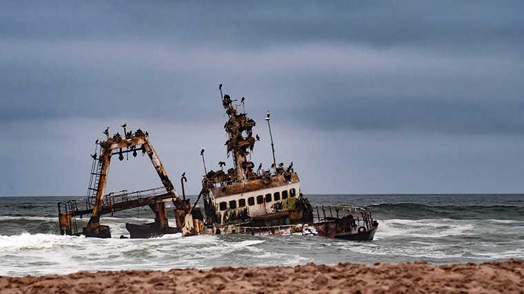 Het wrak van een vissersboot voor de Skeleton Coast in Namibië.