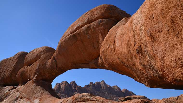 De fameuze rotsboog bij de Spitzkoppe in Namibië.