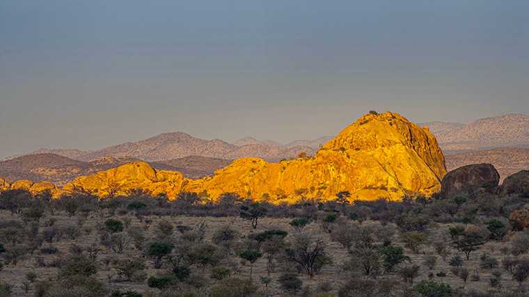 Zonsondergang in het Tirasgebergte in Namibië.