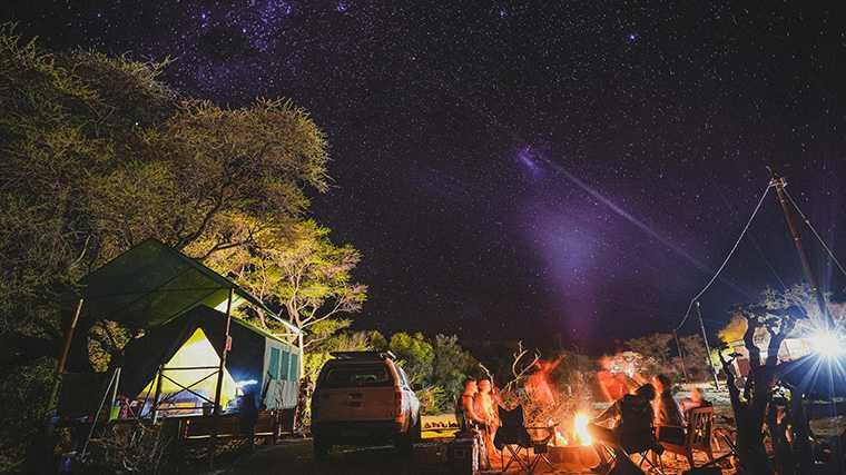 Bij een kampvuur genieten van de ongelooflijke sterrenhemel boven Namibië.