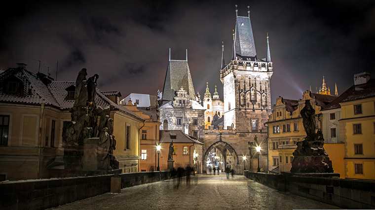 Praag bij nacht.