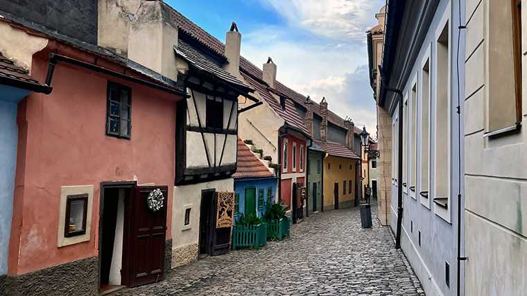Het Gouden Straatje (Zlatá ulička) in de Praagse Burcht.