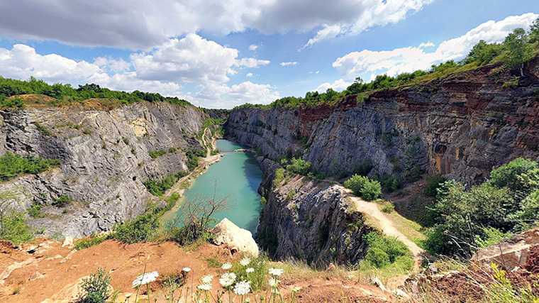 Voormalige kalksteengroeve Velká Amerika in Tsjechië.