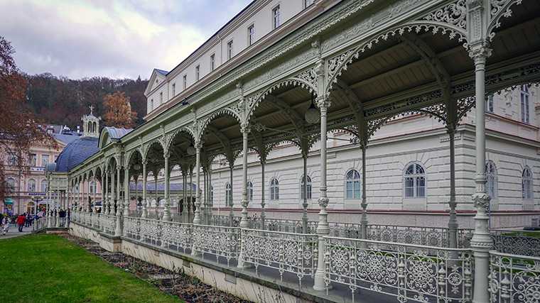 Een van de colonnades in Karlovy Vary, Tsjechië.