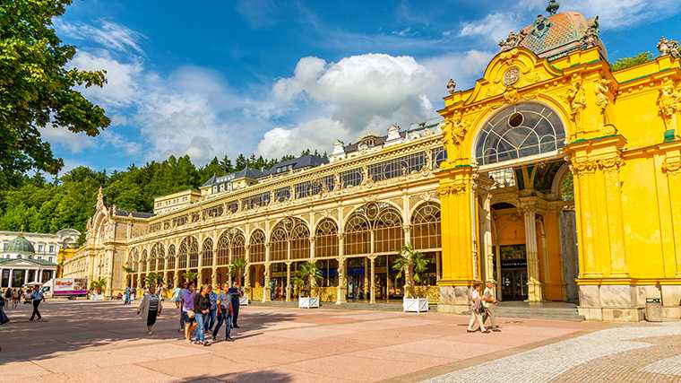 De indrukwekkende zuilengalerij Kolonáda Maxima Gorkého in Mariánské Lázně, Tsjechië.