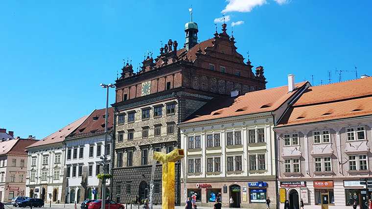 Het stadhuis van Pilsen is een opvallend gebouw aan het centrale plein.