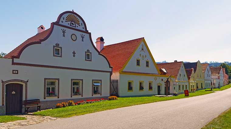 Traditionele boerderijen in Holašovice, Tsjechië.
