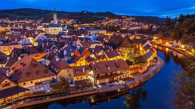 Blijf een nachtje in Český Krumlov om het stadje in alle rust te bewonderen.