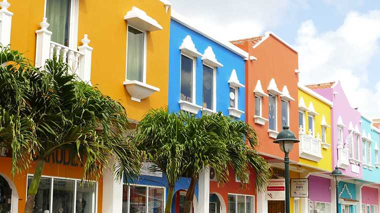De pastelkleurige huizen aan de winkelstraat Kaya Grandi in Kralendijk, Bonaire.