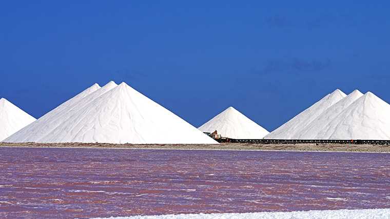 Piramides van zout bij de zoutmeren op Bonaire.