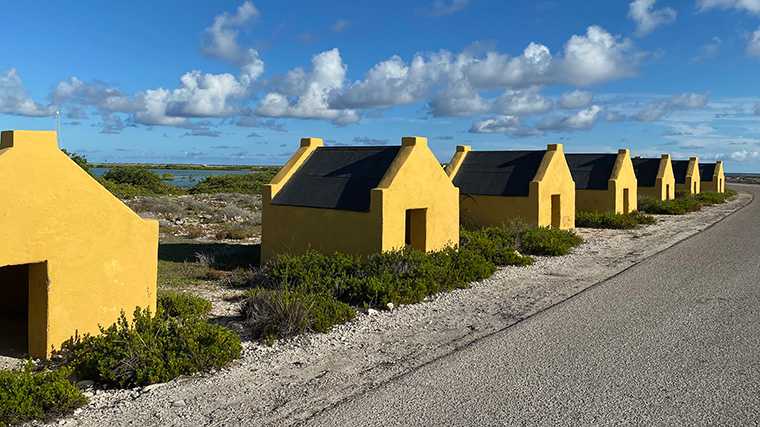 Slavenhuisjes bij de zoutmeren van Bonaire.