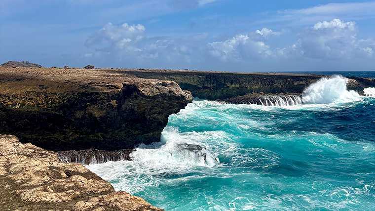 De oostkust van Bonaire is veel ruiger dan de westkust.