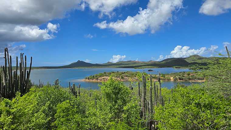 Parkeer je huurauto langs het Gotomeer en geniet van dit uitzicht.