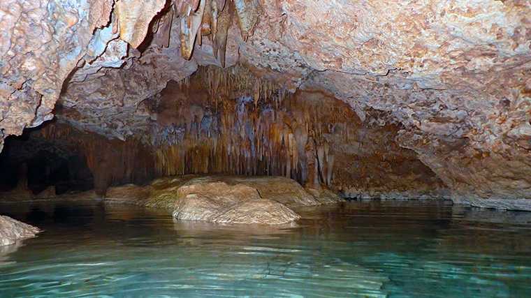 Kristalhelder ondergronds meertje, Bonaire.