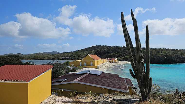 Boca Slagbaai met onder meer het voormalige douanekantoor.