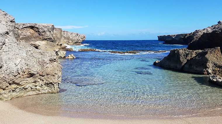 De schilderachtige inham Boka Kokolishi in het Washington Slagbaai Nationaal Park.