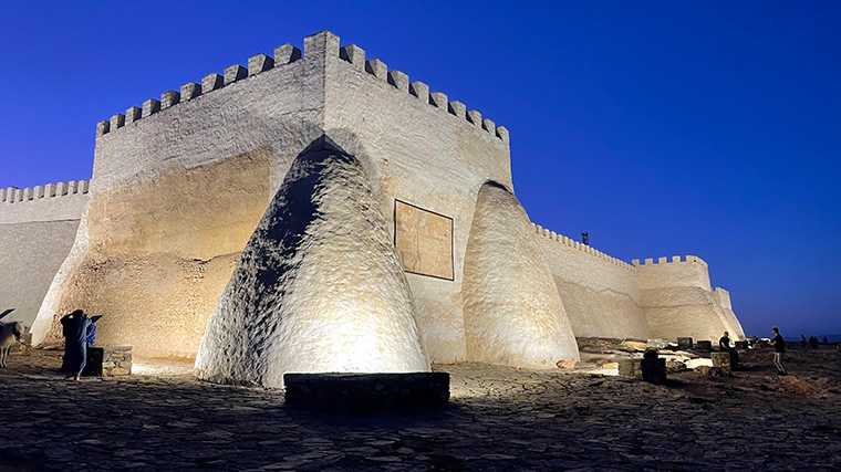 De kashba van Agadir bij nacht.