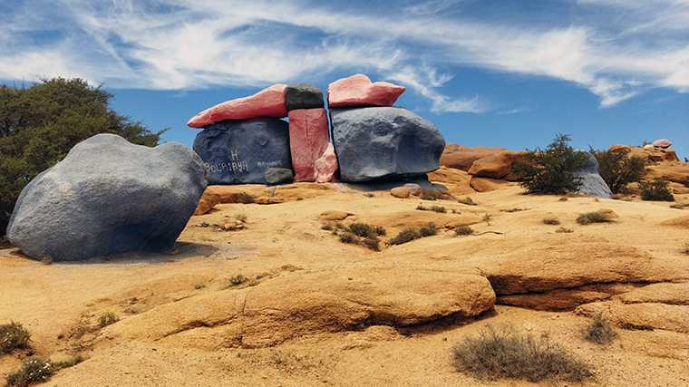 Beschilderde rotsen bij Tafraoute, Marokko.