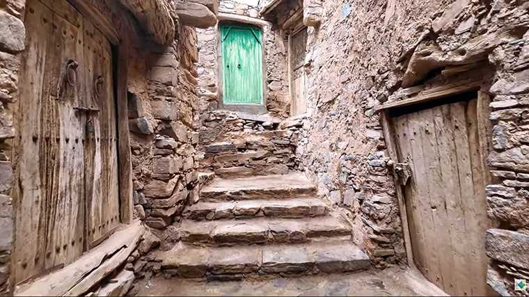 Smalle steegjes in de kashbah Tizourgane.