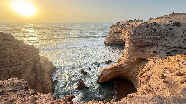 Grillige kliffen aan de kust bij Timlalin, Marokko.