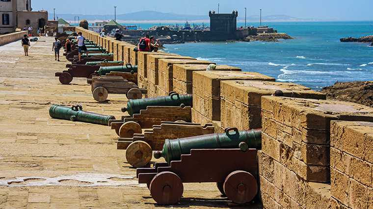 Antieke Portugese kanonnen getuigen van de strategische ligging van Essaouira.