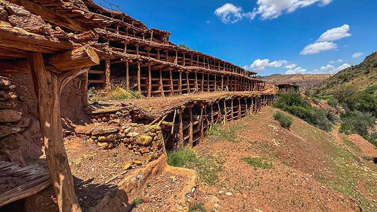 De traditionele bijenschans bij Inzerki.
