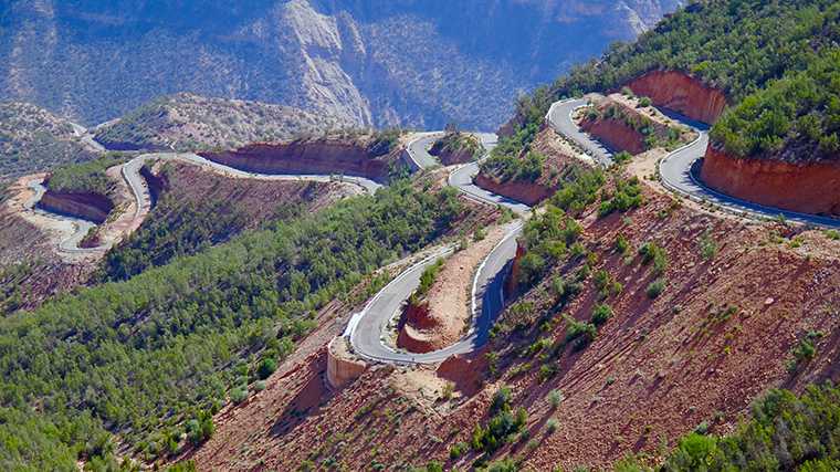 Op de mooiste routes moet je met je huurauto heel wat haarspeldbochten nemen.
