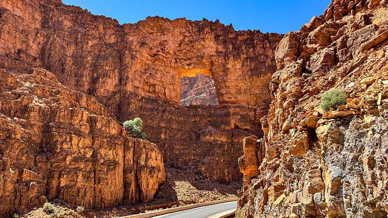 Er loopt een perfect geasfalteerde weg langs het Venster op het Leven.