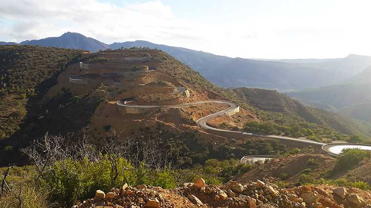 Kronkelweg in Ida-Outanane, Marokko