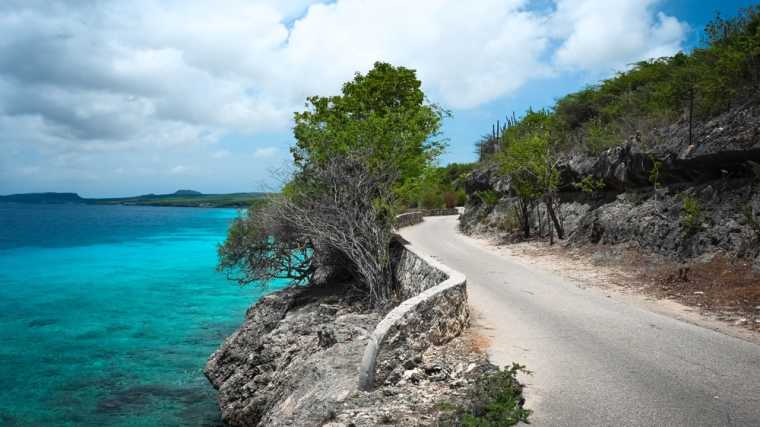 De zogeheten Queen’s Highway langs de westkust van Bonaire.
