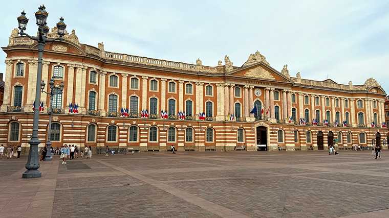 Onder dit grote, centrale plein in Toulouse kun je de huurauto parkeren.