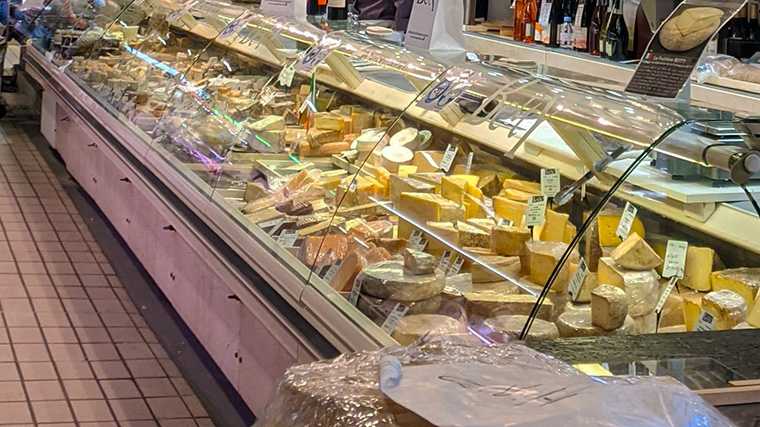 Het is nog lastig kiezen uit het enorme aanbod van kazen op Marché Victor-Hugo in Toulouse.