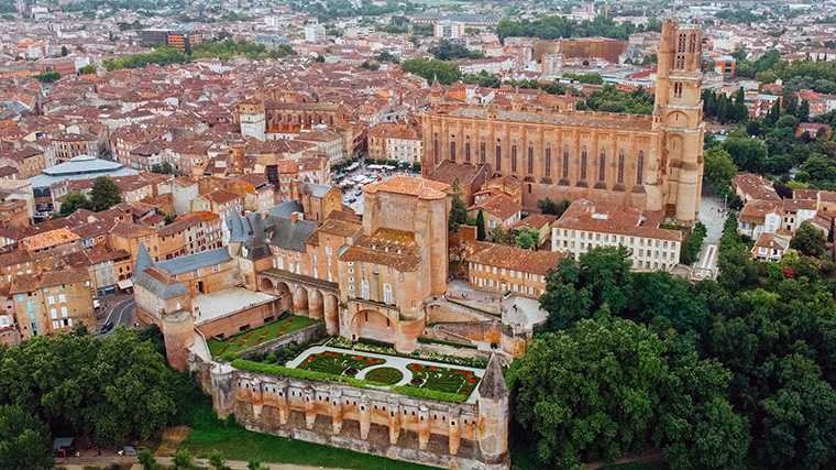 De kathedraal van Albi en het bisschoppelijk paleis.