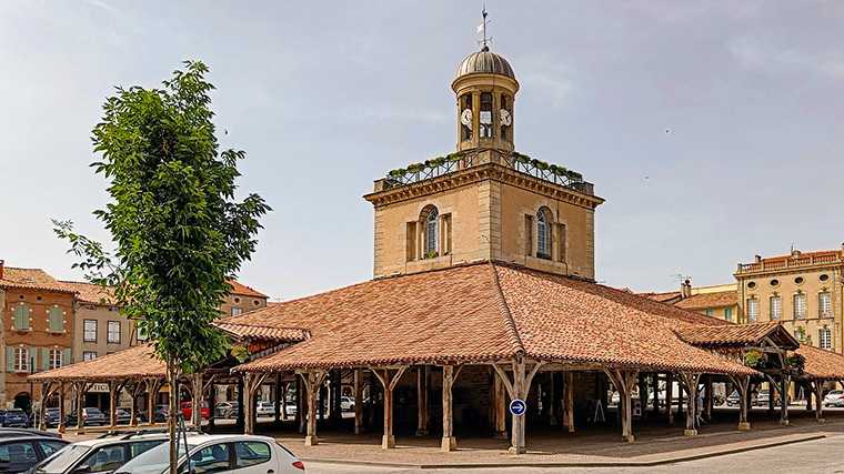 De authentieke markthal in het centrum van Revel.