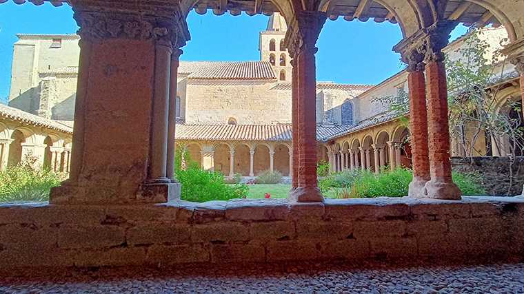 De kloostergangen van de abdij in Saint-Papoul.
