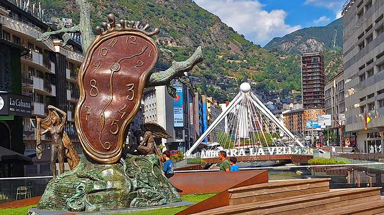 De smeltende klok van Salvador Dalí in Andorra la Vella.