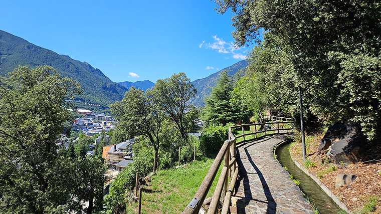 Het goed onderhouden stenen pad Rec del Solà.