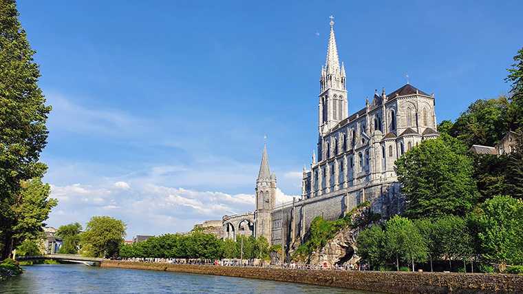 De Onze-Lieve-Vrouwebasiliek in Lourdes boven de grot waar de Maagd Maria zou zijn verschenen.