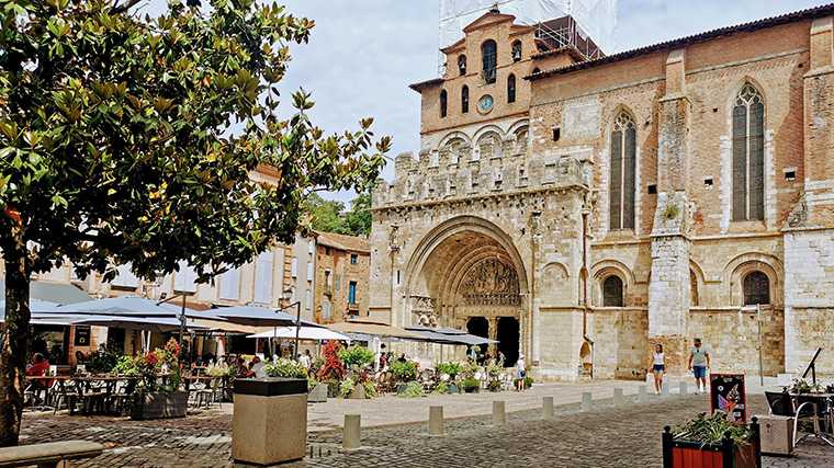 Het oergezellige pleintje met terrassen voor de abdij Saint-Pierre in Moissac.