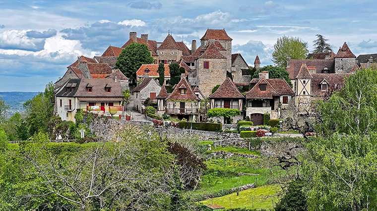 Autoire ligt ingeklemd tussen hoge kliffen.